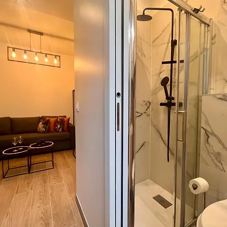 Fully Equipped - 2 Guests - 4 Mins From The Metro *