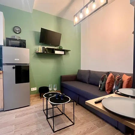Fully Equipped - 2 Guests - 4 Mins From The Metro