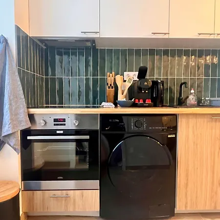 Fully Equipped - 2 Guests - 4 Mins From The Metro شقة *