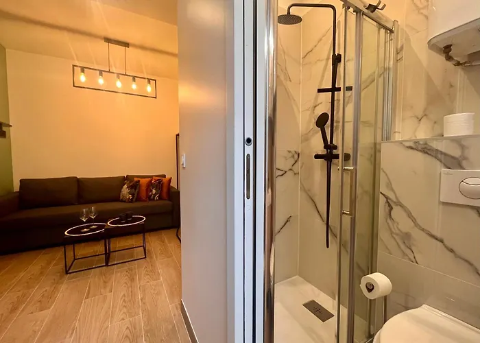 Fully Equipped - 2 Guests - 4 Mins From The Metro *